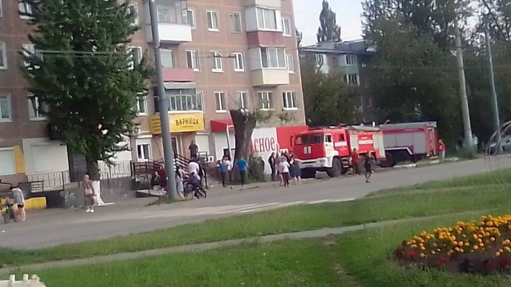 В Бежицком районе Брянска на Литейной потушили пожар в магазине «Красное и Белое»