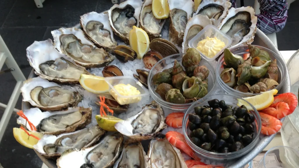 Жителям Брянской области напомнили о важности употребления устриц и тунца