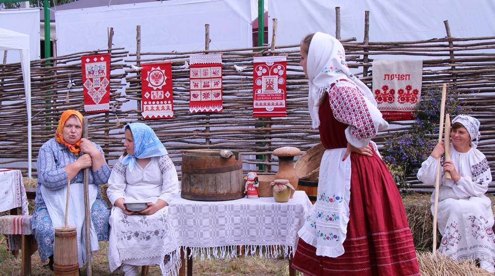 На выставке «День поля» Почеп напомнил о Толстом, представил валенки и народные костюмы