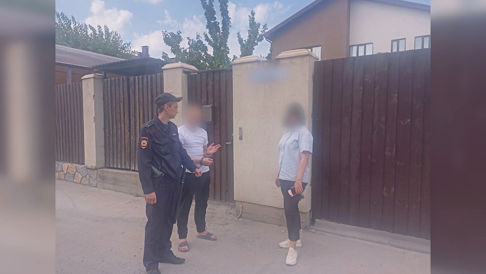 В брянском посёлке уголовник украл у женщины ноутбук и украшения на 2 млн рублей