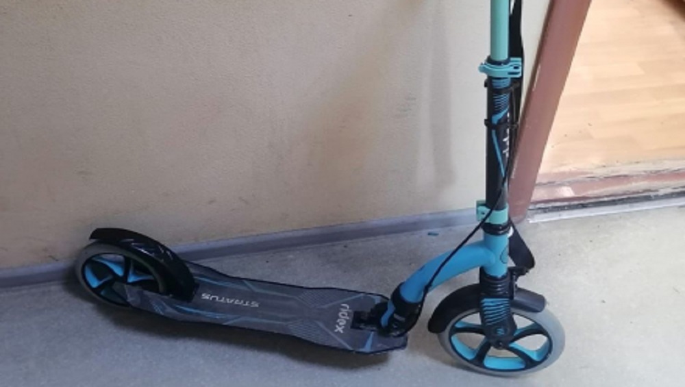 В Брянске 37-летний уголовник украл оставленный возле магазина детский самокат