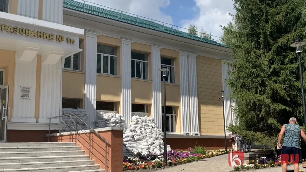 В Белгороде начали готовить бронепленку для школ и детских садов