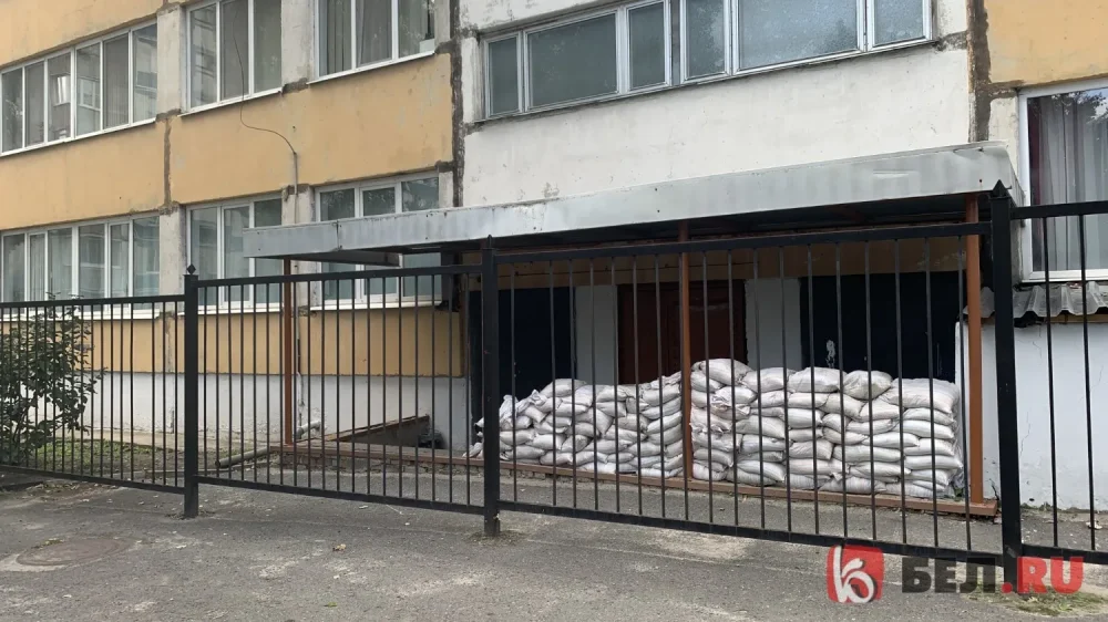 В Белгороде школы стали обкладывать мешками с песком к 1 сентября