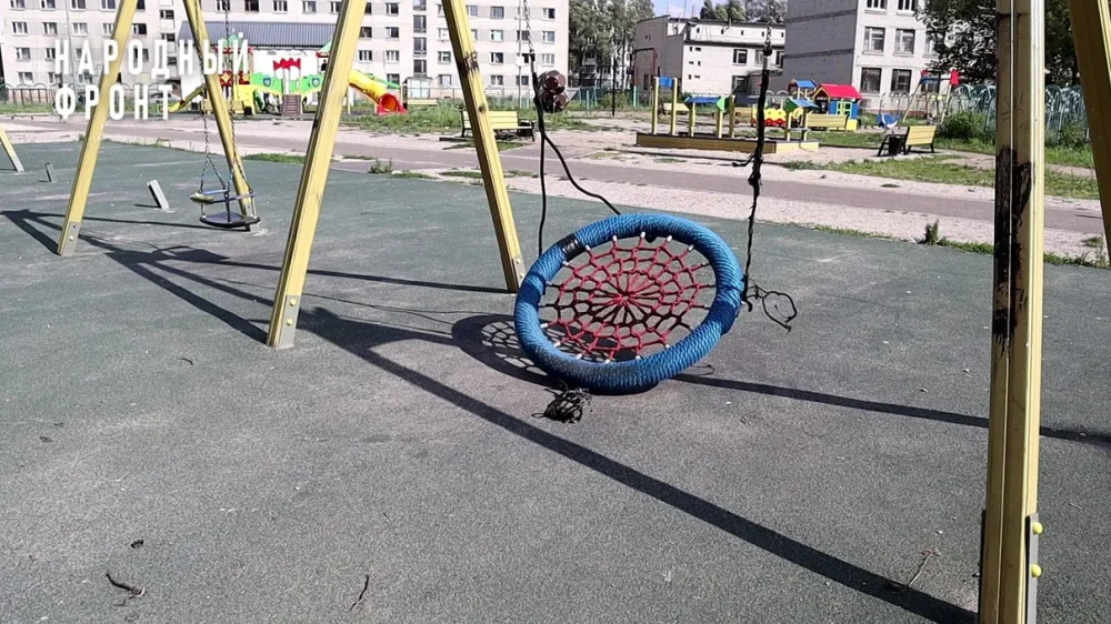В Брянске коммунальщики выплатят 50000 рублей за травму упавшей с качелей девочки