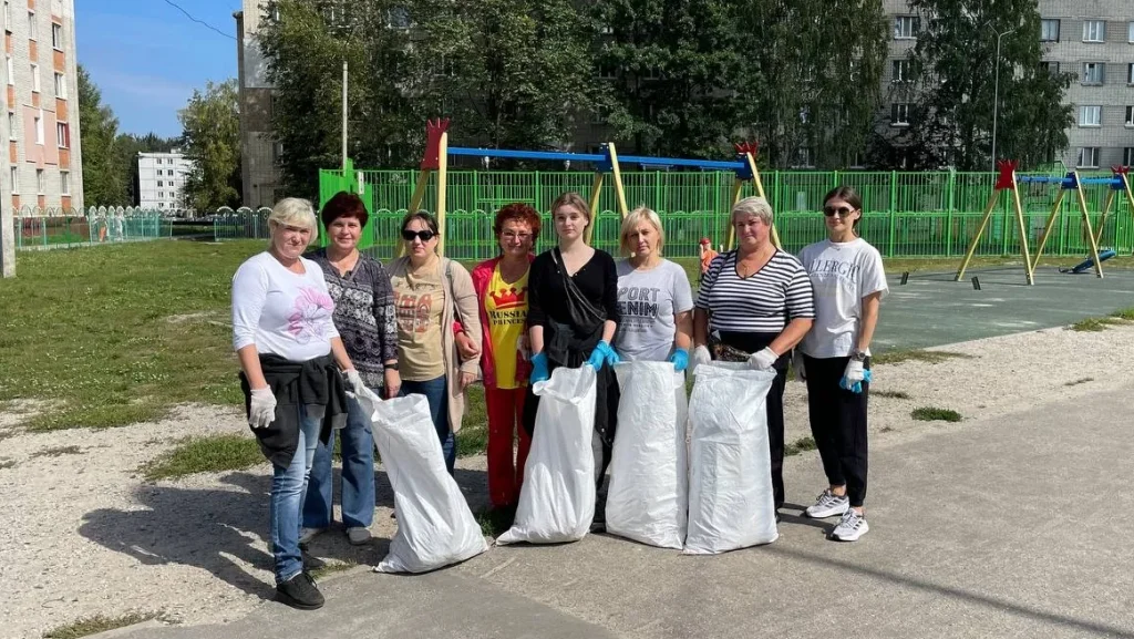 В Брянске субботник провели в 40 местах и собрали 700 кубометров мусора