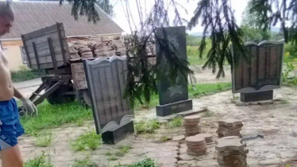 В Брасовском районе Брянской области за 1 млн рублей приведут в порядок братскую могилу