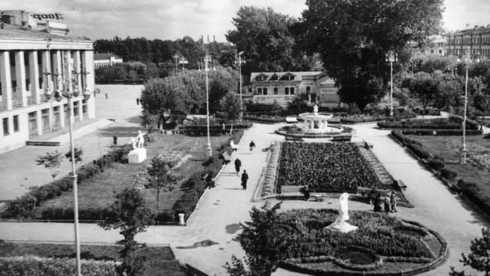 В Брянске опубликовали снимок удивительного сквера возле Дворца БМЗ в 1962 году