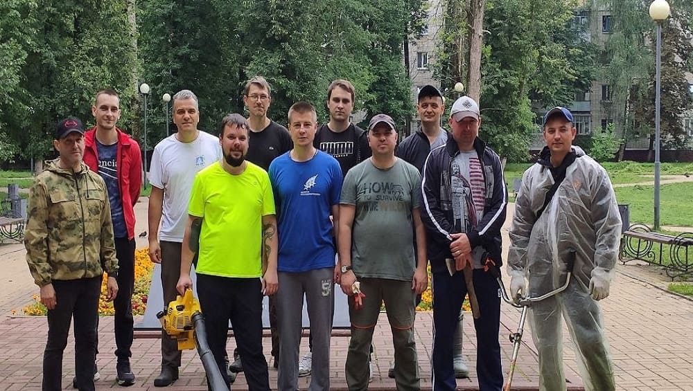 В Брянске чиновники департамента вышли на субботник в сквер имени Гайдукова