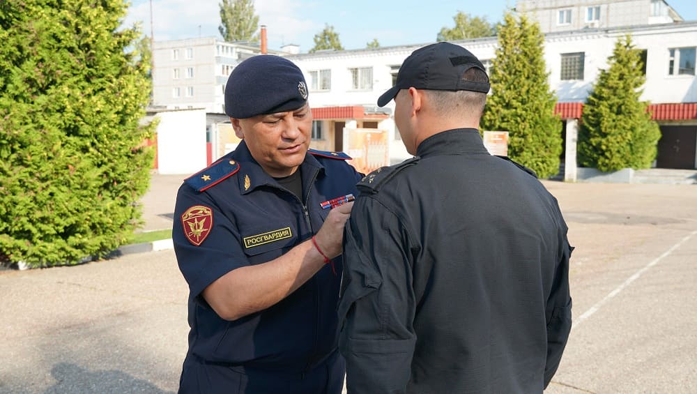 В Брянске четверым офицерам Росгвардии вручили награды за участие в СВО