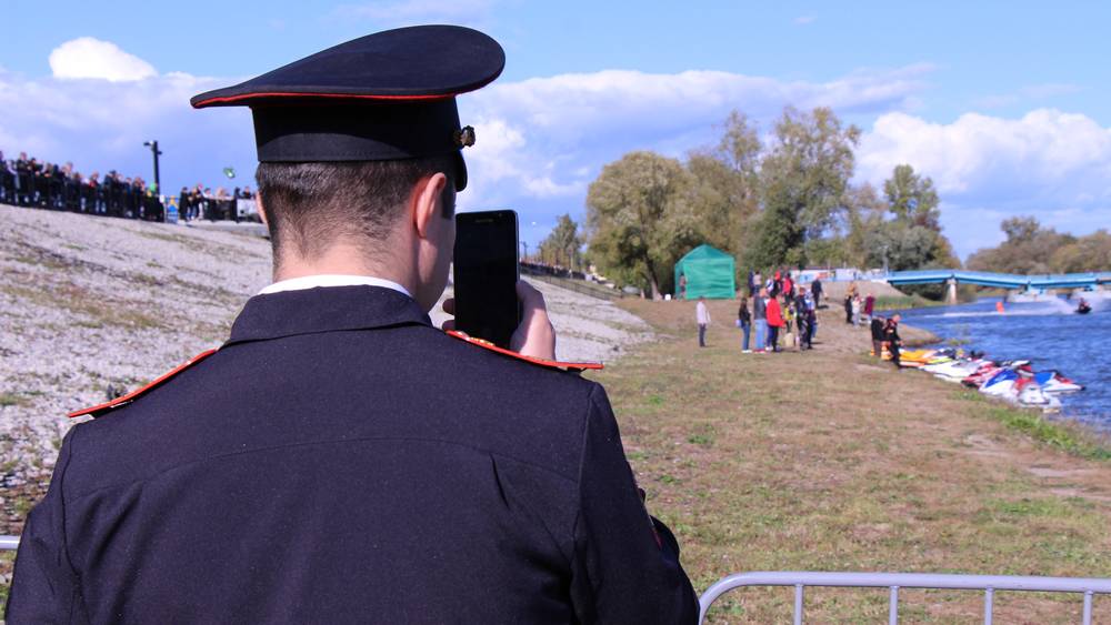 Схвативший за плечи сотрудника ГИБДД мужчина осужден в Брянской области