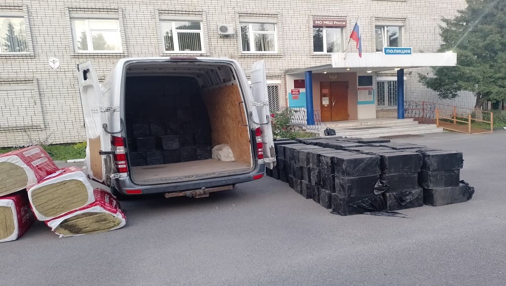 Под Брянском ГИБДД задержала микроавтобус с нелегальными сигаретами на 1 млн рублей