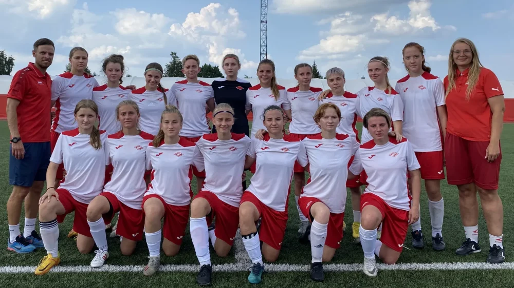 Женская футбольного команда брянского «Спартака» выиграла стартовый матч