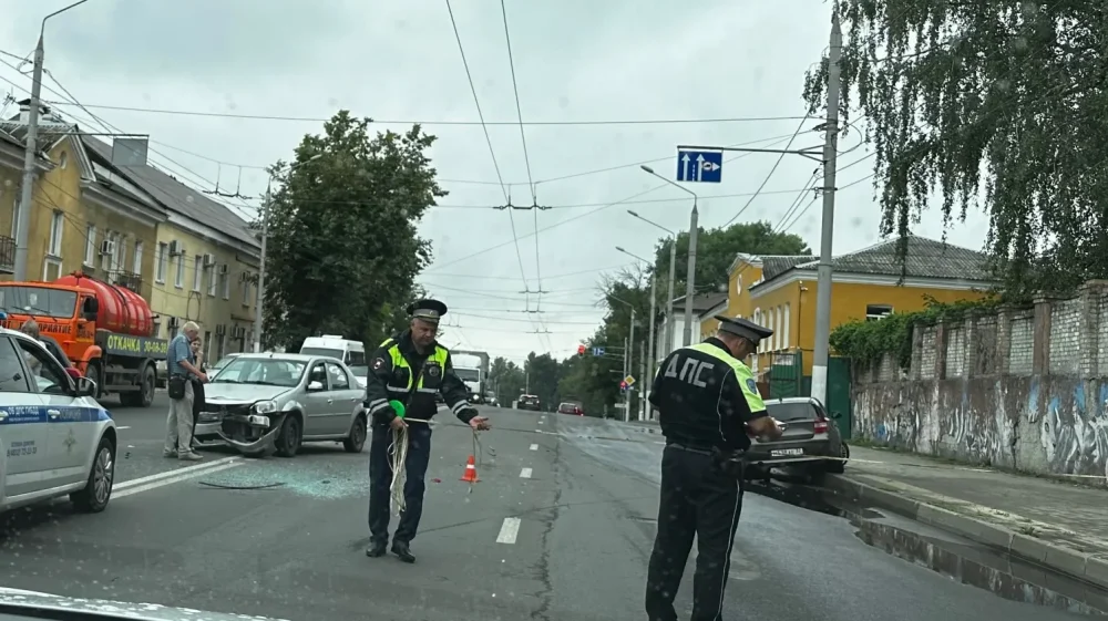 В массовой аварии на улице Калинина в Брянске разбились несколько легковушек