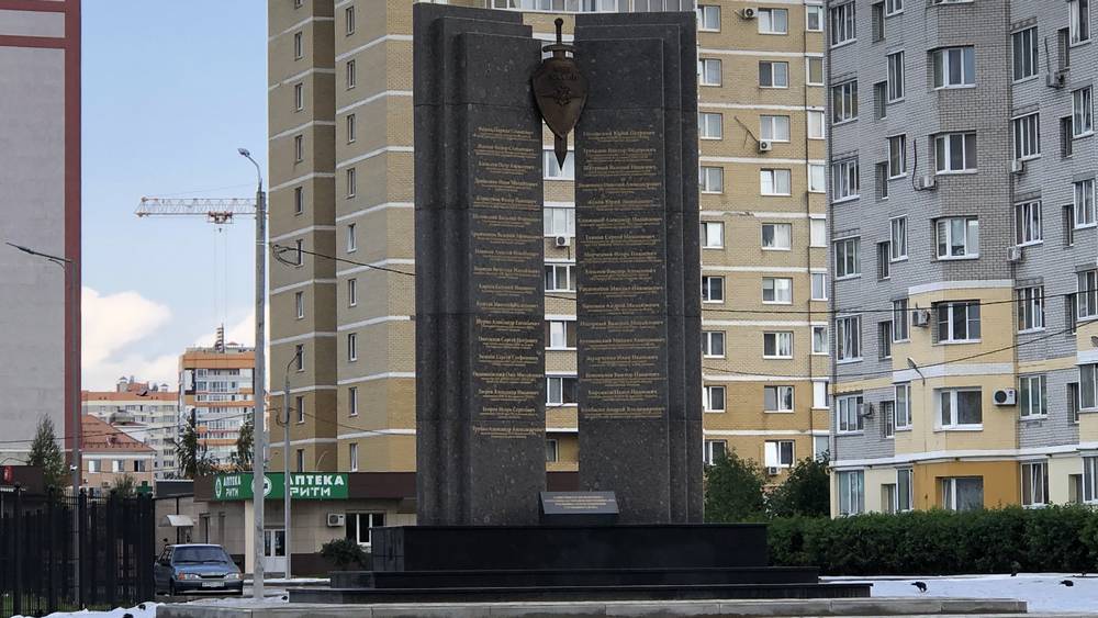 В Брянске возле нового здания УМВД установили памятник погибшим полицейским