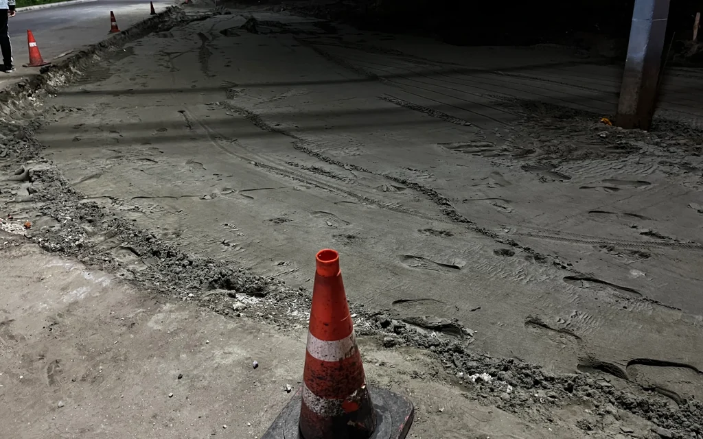 В Брянске возле областной прокуратуры на улице Рекункова начался ремонт дороги