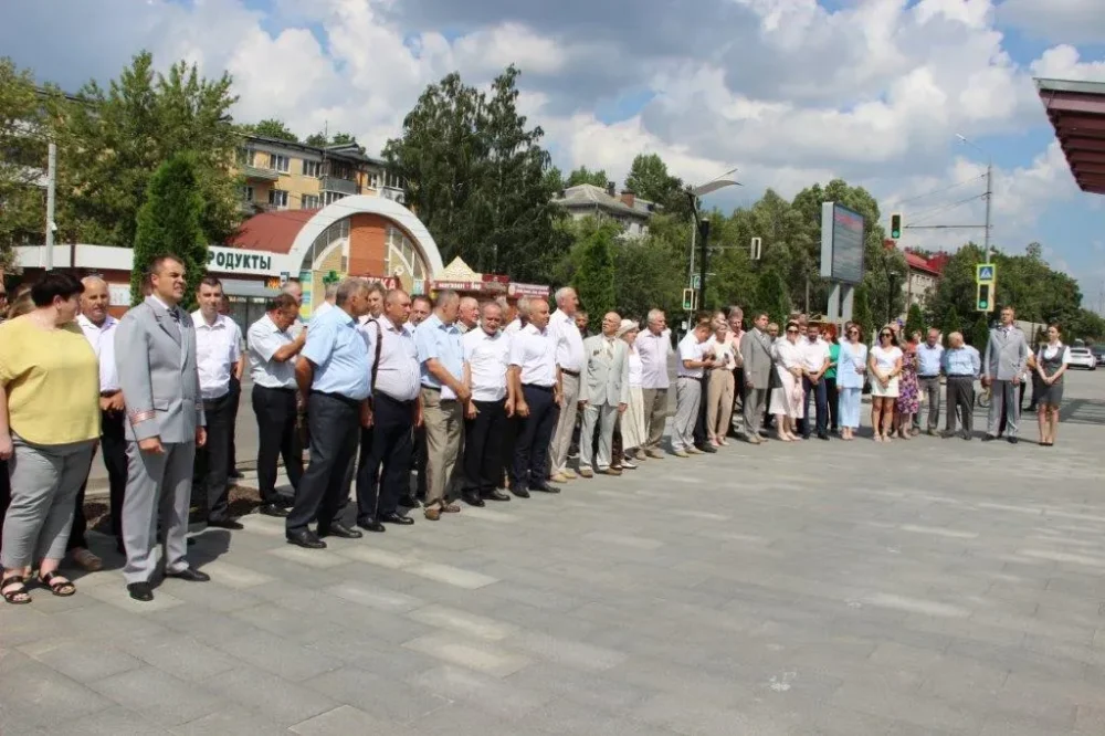 Аллею славы железнодорожников открыли в Брянске накануне профессионального праздника