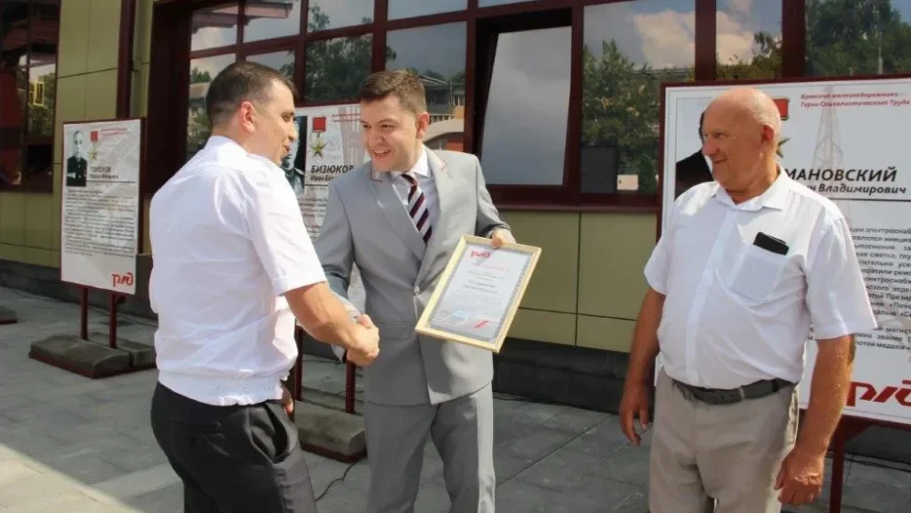Аллею славы железнодорожников открыли в Брянске накануне профессионального праздника