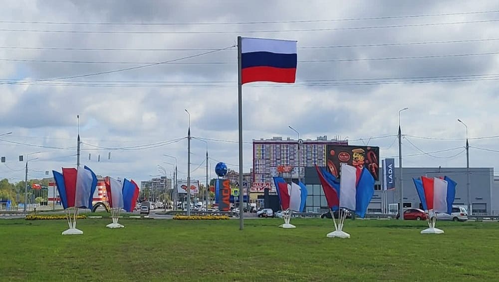 В Фокинском районе Брянска на новом кольце установили 4-метровый российский триколор