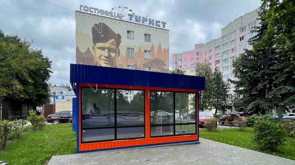 В Брянске на улице Дуки новый киоск перекрыл изображение Героя Советского Союза