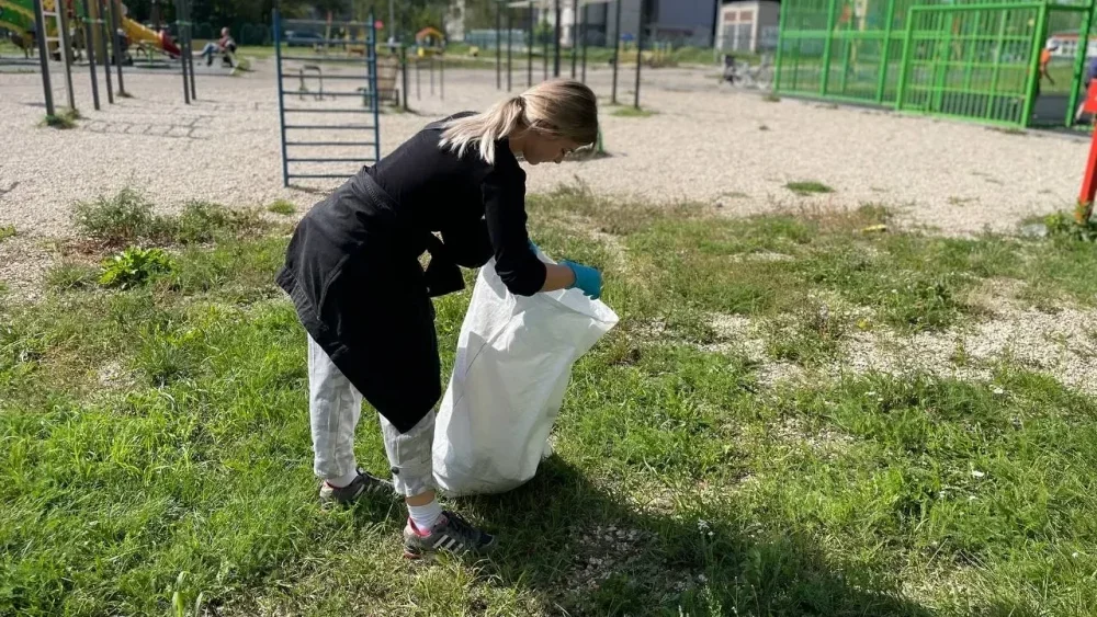 В Брянске субботник провели в 40 местах и собрали 700 кубометров мусора