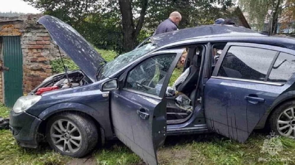 Под Почепом спасатели извлекли человека из попавшего в ДТП легкового автомобиля