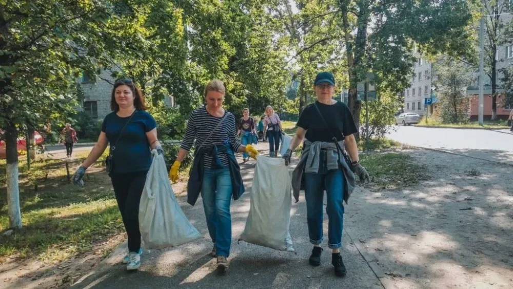 В Брянске субботник провели в 40 местах и собрали 700 кубометров мусора