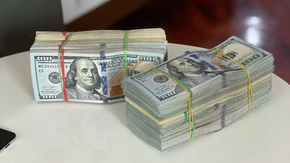 В Брянске банки стали просить за 1 доллар США 100 российских рублей