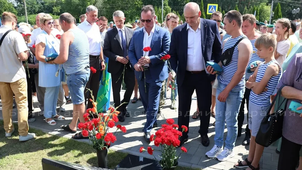 Главный боец ВДВ из Брянска Сергей Антошин открыл в Клинцах мемориальный комплекс