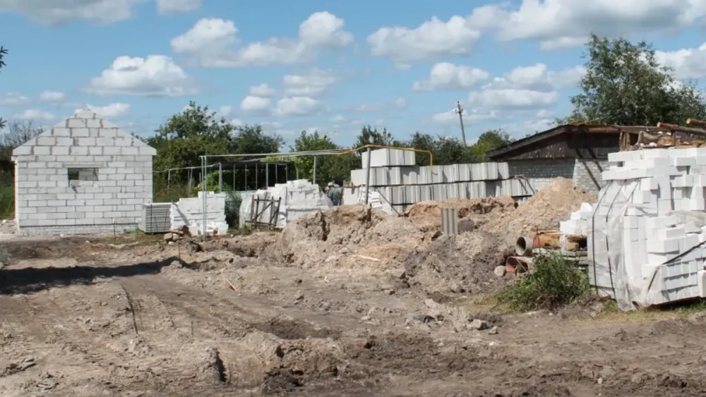 В Суземке Брянской области начали восстанавливать уничтоженный в ходе обстрела ВСУ дом