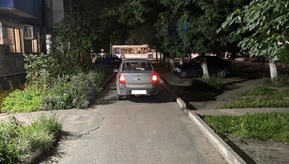 В Брянске во дворе многоэтажного дома автомобилистка покалечила 75-летнюю женщину