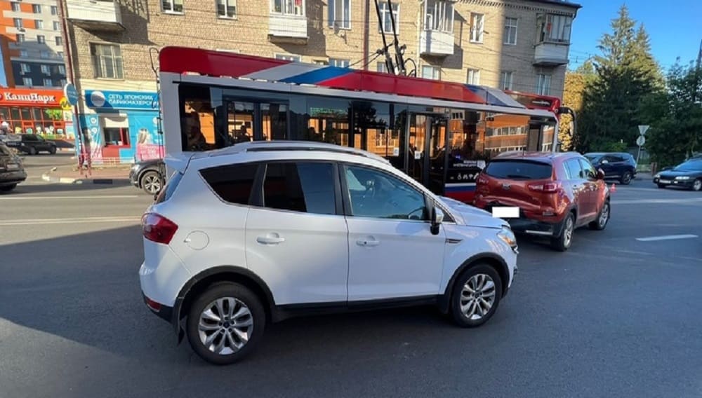 В Брянске 42-летняя женщина на Ford разбила голову 62-летней пассажирке Kia