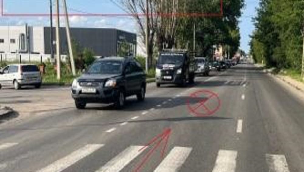 В Брянске на улице Литейной автомобиль Ford врезался в фургон – пострадали два человека