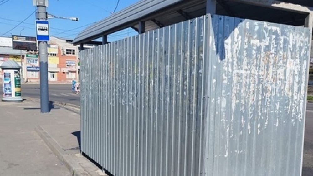 В Брянске чиновники очистили от рекламных объявлений остановки возле Бежицкого рынка