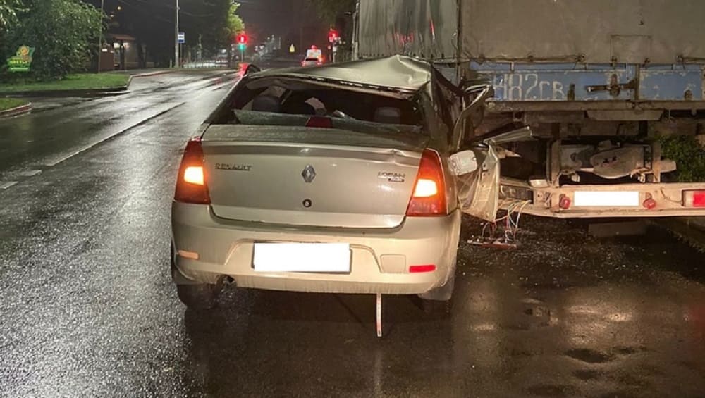 В Брянске водитель Renault врезался в стоявший грузовик и получил травму позвоночника
