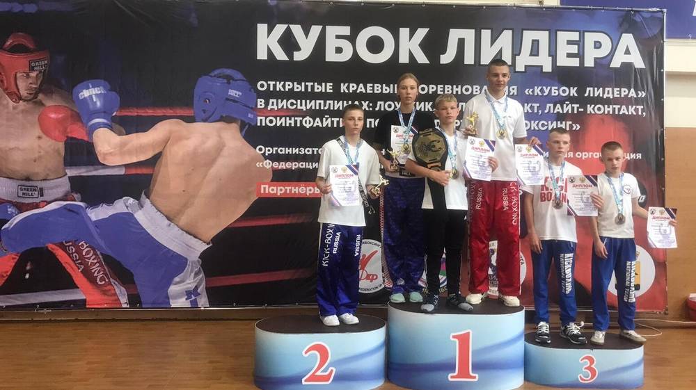 Брянский спортсмен Никита Гривин победил в соревнованиях по кикбоксингу «Кубок Лидера»