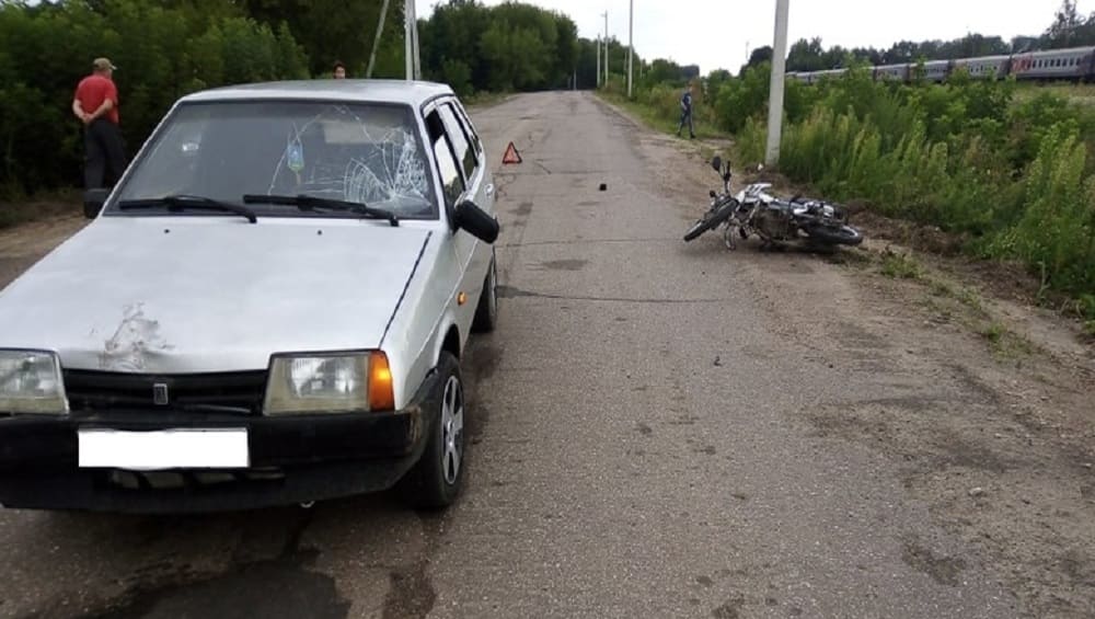 В Климове Брянской области 16-летний школьник на мопеде врезался в автомобиль ВАЗ
