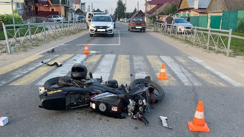 В Жуковке Брянской области 16-летний мотоциклист угодил под автомобиль Nissan