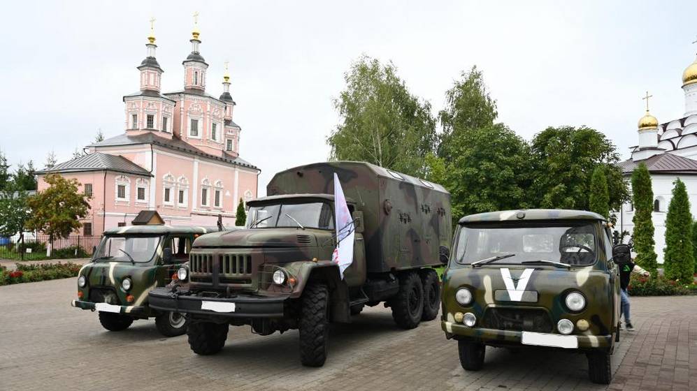 В Свенском монастыре передали транспортные средства и гуманитарный груз для  бойцов СВО из Брянской области