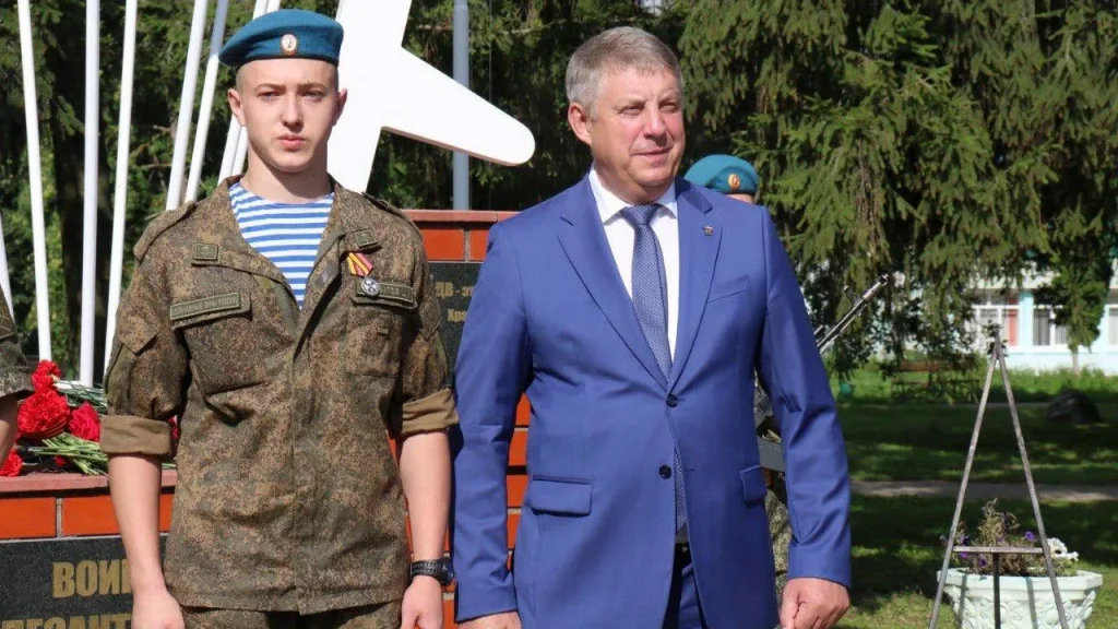 Брянский губернатор Александр Богомаз поздравил воинов-десантников с праздником