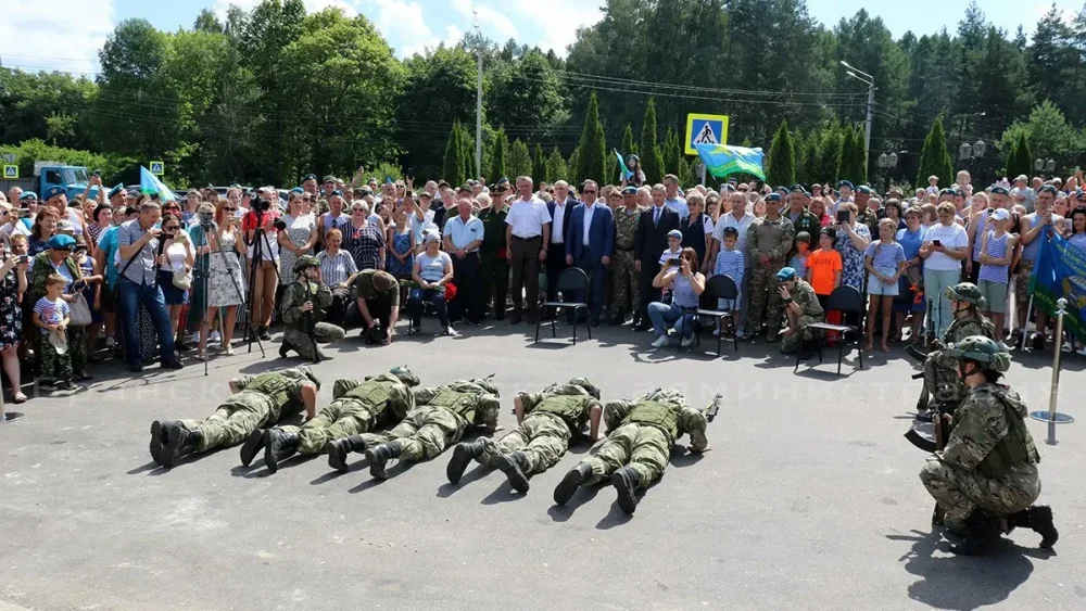 Главный боец ВДВ из Брянска Сергей Антошин открыл в Клинцах мемориальный комплекс