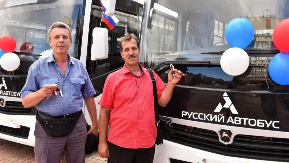Брянский губернатор Александр Богомаз вручил ключи от 17 новых автобусов