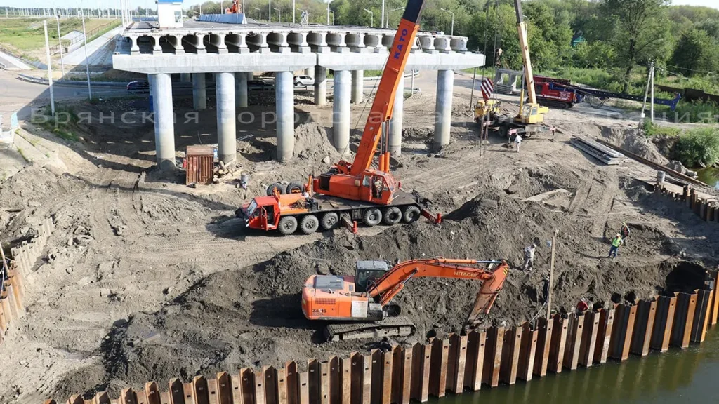 В Брянске на Славянском мосту сегодня завершат бетонирование последних колонн шестой опоры