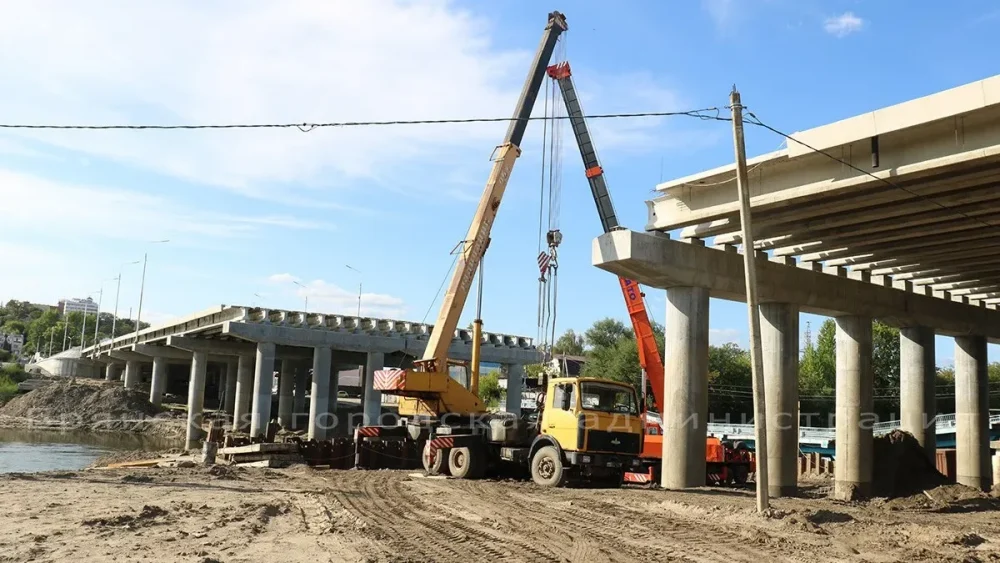 В Брянске забили 115-ю сваю в основание строящейся опоры на Славянском мосту