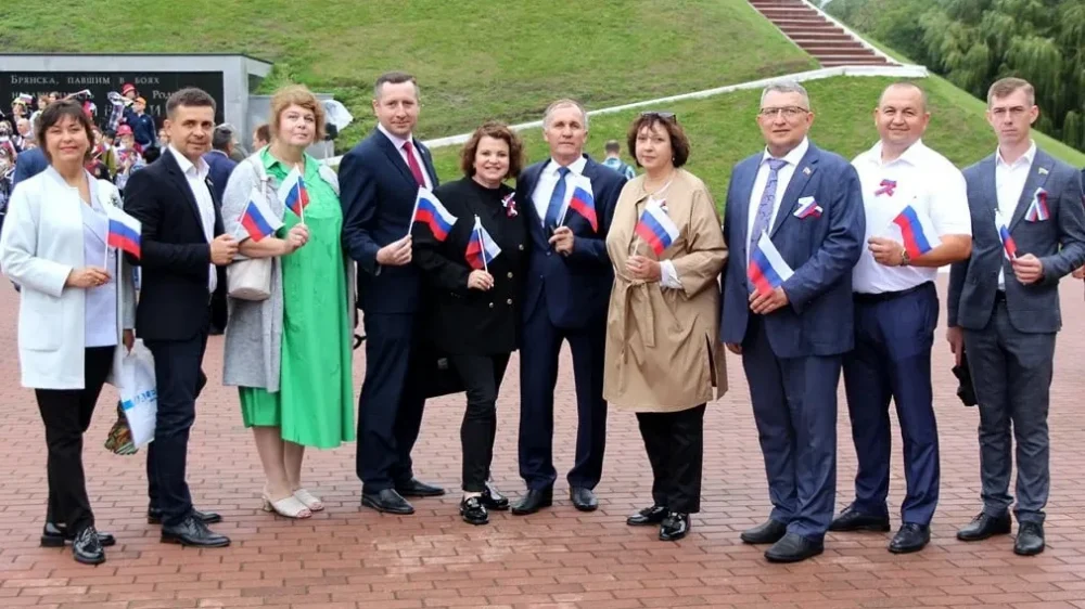 В Брянске руководители города отметили День государственного флага