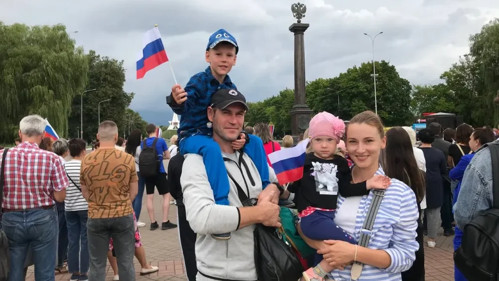 На Кургане Бессмертия в Брянске горожане начали отмечать День государственного флага