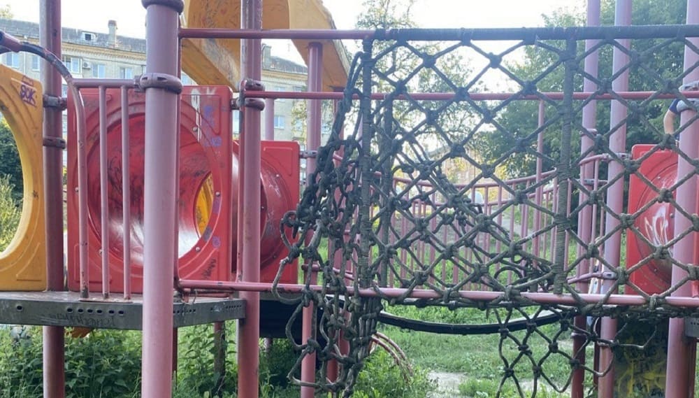 В Брянске признали опасными детские площадки в парке «Звёздный» и во дворах многоэтажек
