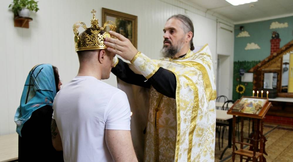 В Брянском СИЗО перед долгой разлуков решили повенчаться молодожены
