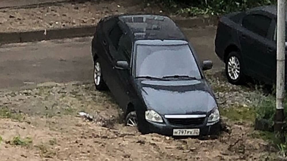 В Дятькове Брянской области во дворе дома легковой автомобиль провалился под землю