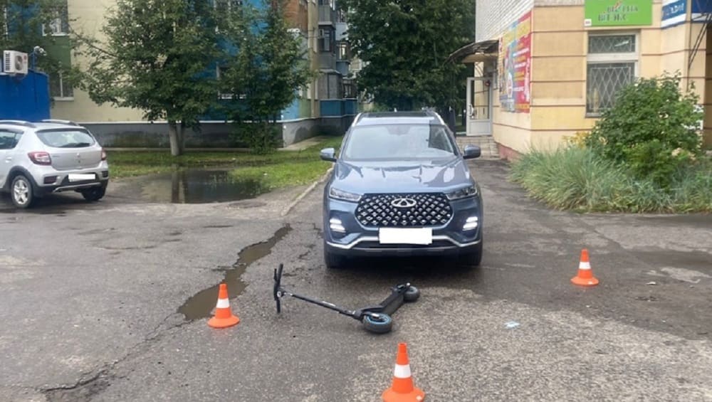 В Брянске водитель Chery покалечил ехавшую на электросамокате по тротуару пенсионерку