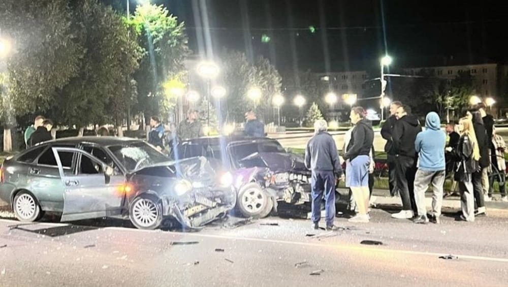В Унече Брянской области ночью столкнулись два легковых автомобиля – есть пострадавшие